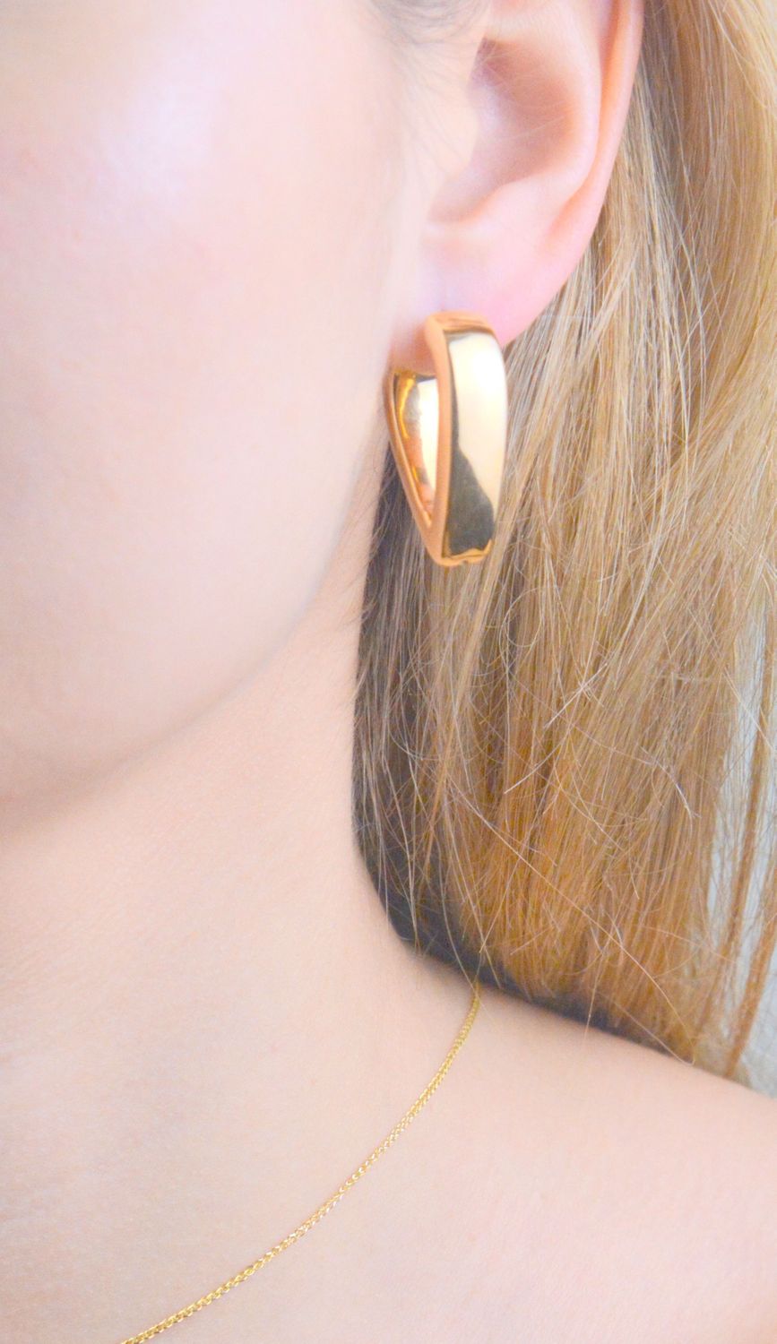 Srebrne kolczyki damskie 925 pozłacane o szerokim prostym wzorze DIA-KLC-11709Z-925. Srebrne kolczyki damskie. Srebrne kolczyki pokryte złotem. Kolczyki srebrne o modnym wzorze. Szerokie srebrne kolczyki damskie..jpg