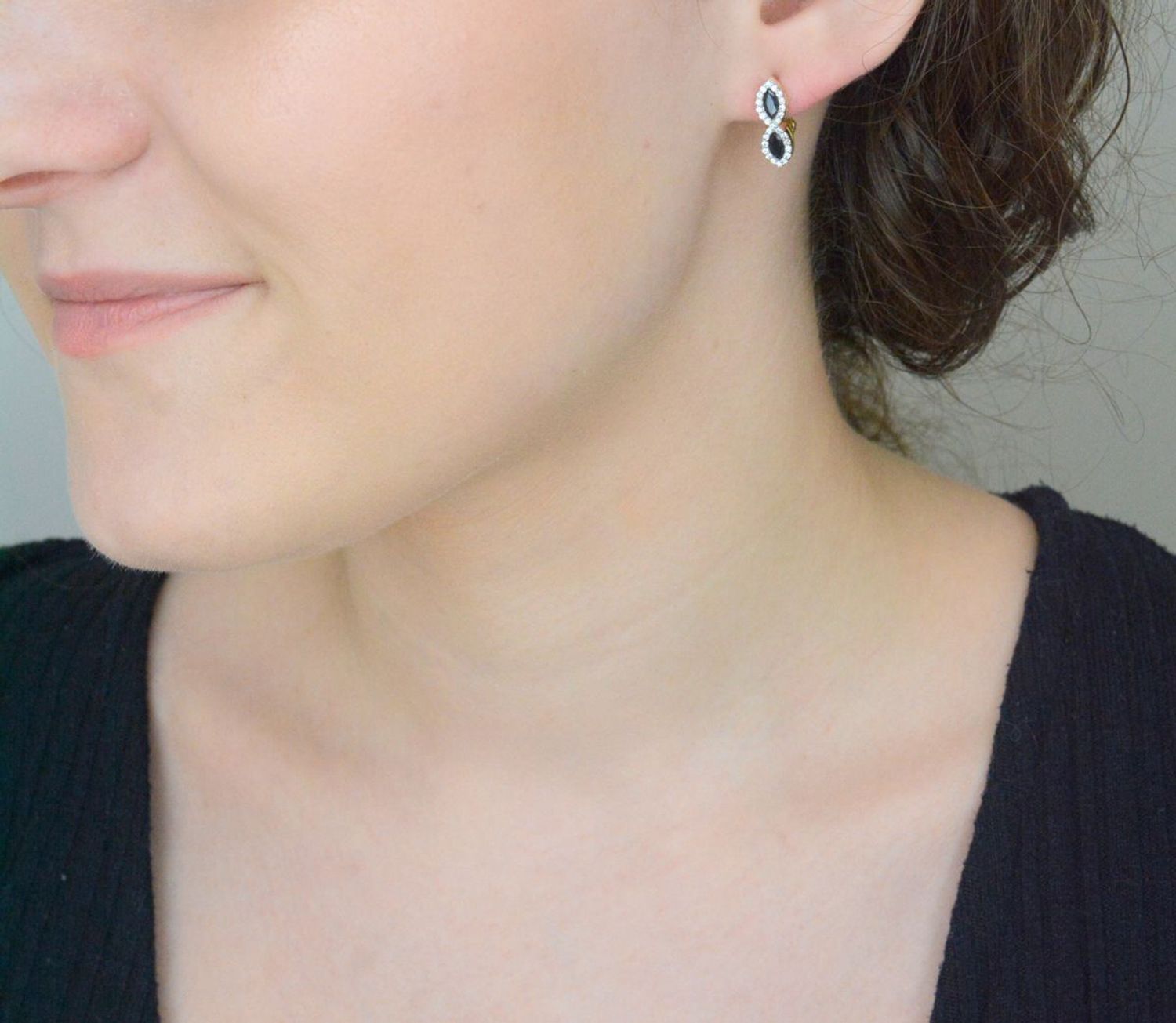 Złote kolczyki nieskończoność z cyrkoniami białe i czarne kamienie 585, DIA-KLC-1173-585. Złote kolczyki zostały wykonane z najwyższej jakości złota próby 585 Złote kolczyki z cyrkoniami. 1.jpg