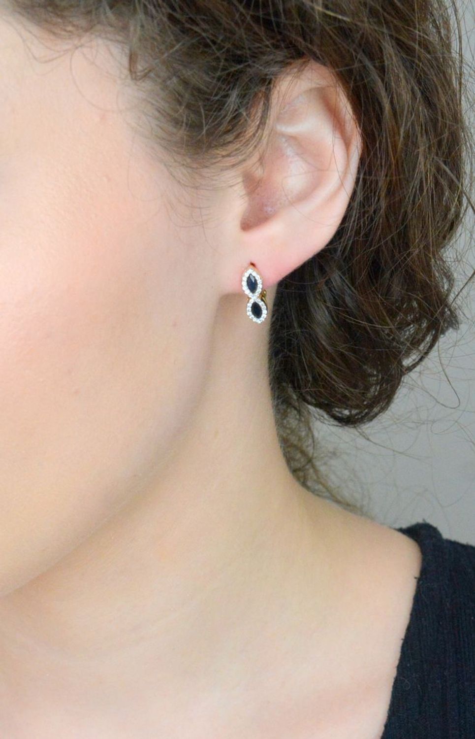 Złote kolczyki nieskończoność z cyrkoniami białe i czarne kamienie 585, DIA-KLC-1173-585. Złote kolczyki zostały wykonane z najwyższej jakości złota próby 585 Złote kolczyki z cyrkoniami. 1.jpg