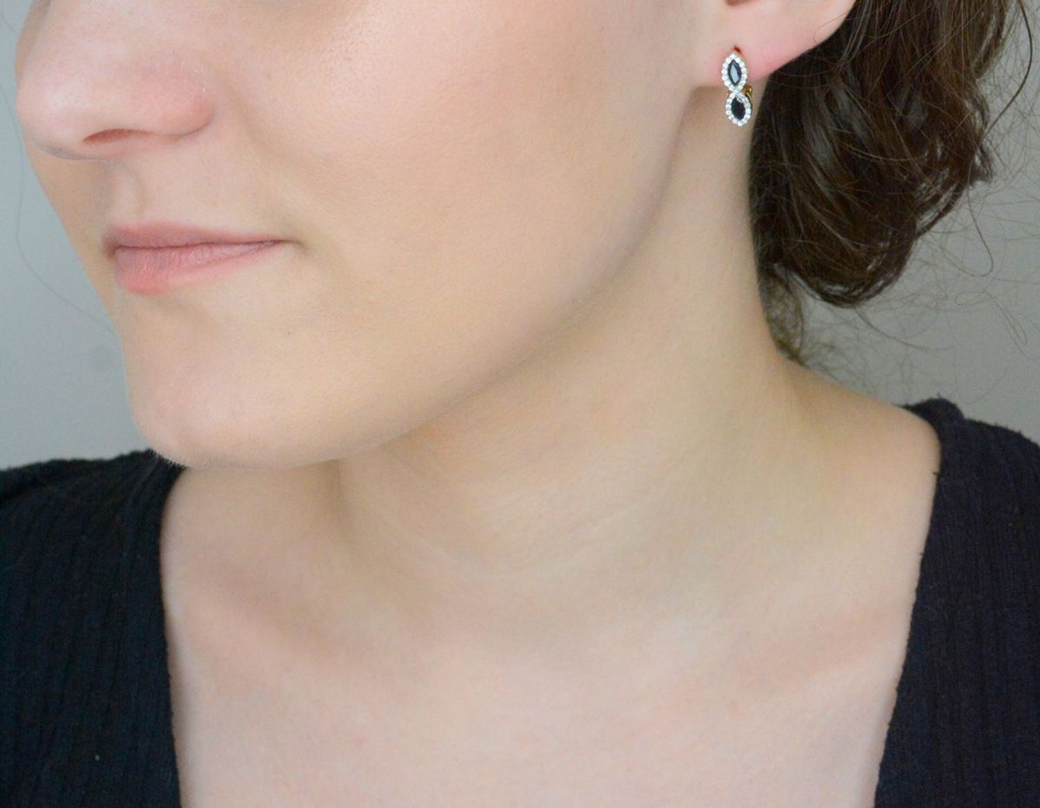 Złote kolczyki nieskończoność z cyrkoniami białe i czarne kamienie 585, DIA-KLC-1173-585. Złote kolczyki zostały wykonane z najwyższej jakości złota próby 585 Złote kolczyki z cyrkoniami. 1.jpg