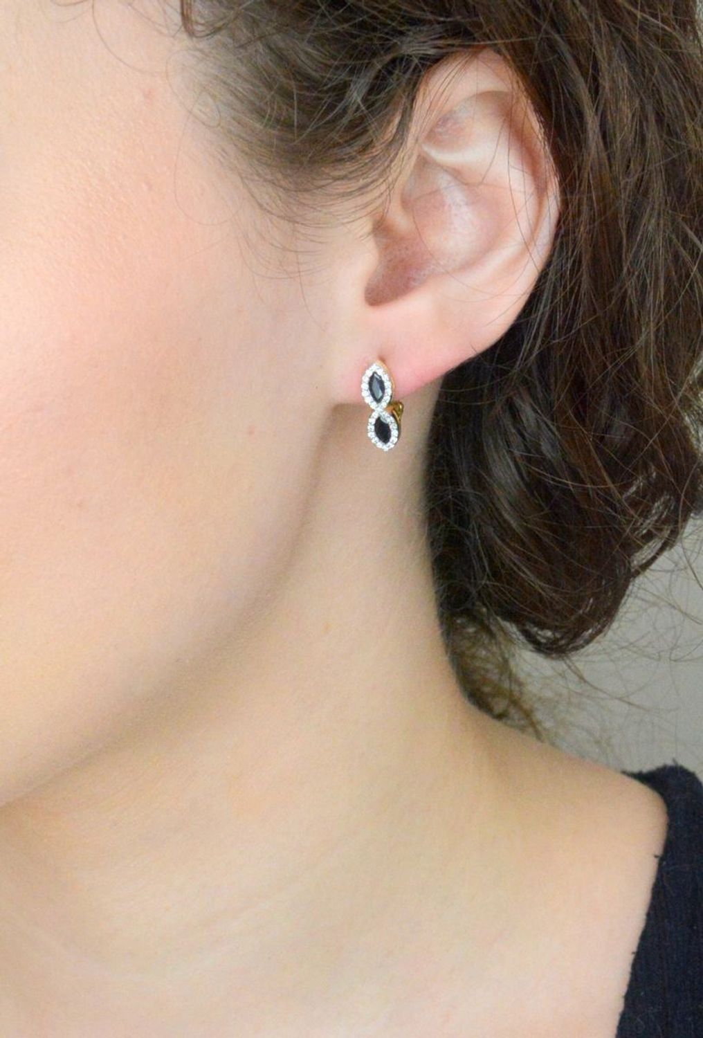 Złote kolczyki nieskończoność z cyrkoniami białe i czarne kamienie 585, DIA-KLC-1173-585. Złote kolczyki zostały wykonane z najwyższej jakości złota próby 585 Złote kolczyki z cyrkoniami. 1.jpg