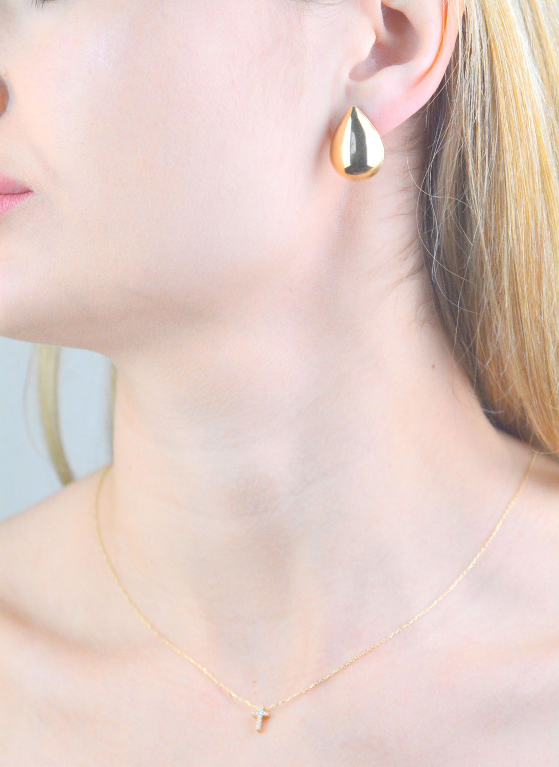 Srebrne kolczyki damskie 925 pozłacane kropelki na sztyft DIA-KLC-11765-925. Srebrne kolczyki damskie. Srebrne kolczyki pokryte złotem. Kolczyki srebrne o modnym wzorze. Szerokie srebrne kolczyki damskie..jpg