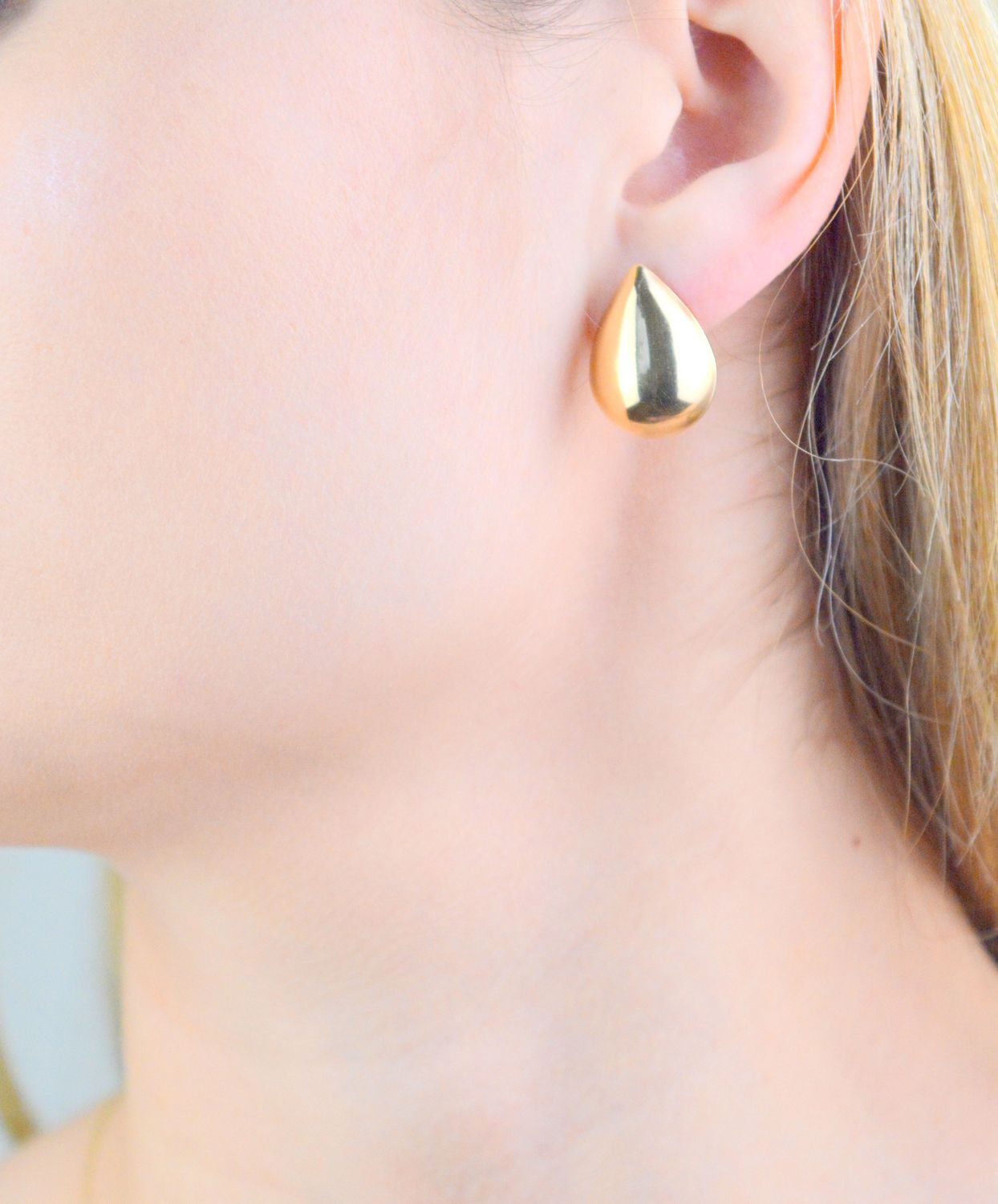 Srebrne kolczyki damskie 925 pozłacane kropelki na sztyft DIA-KLC-11765-925. Srebrne kolczyki damskie. Srebrne kolczyki pokryte złotem. Kolczyki srebrne o modnym wzorze. Szerokie srebrne kolczyki damskie..jpg