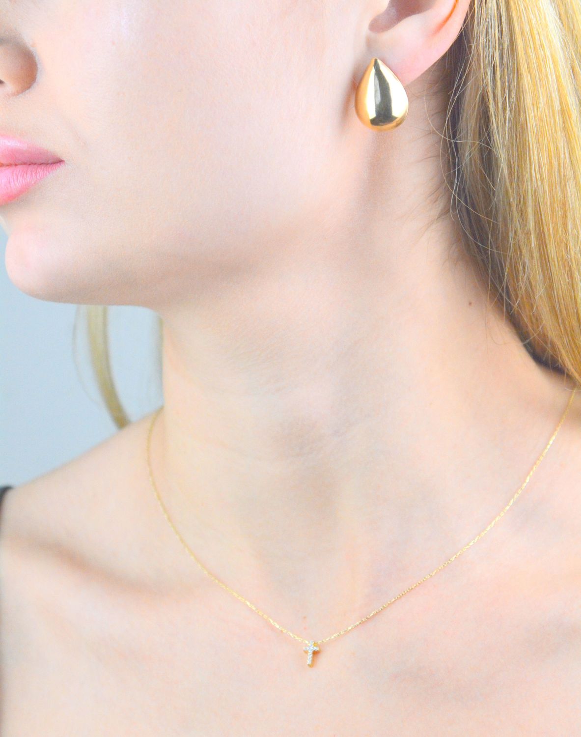 Srebrne kolczyki damskie 925 pozłacane kropelki na sztyft DIA-KLC-11765-925. Srebrne kolczyki damskie. Srebrne kolczyki pokryte złotem. Kolczyki srebrne o modnym wzorze. Szerokie srebrne kolczyki damskie..jpg