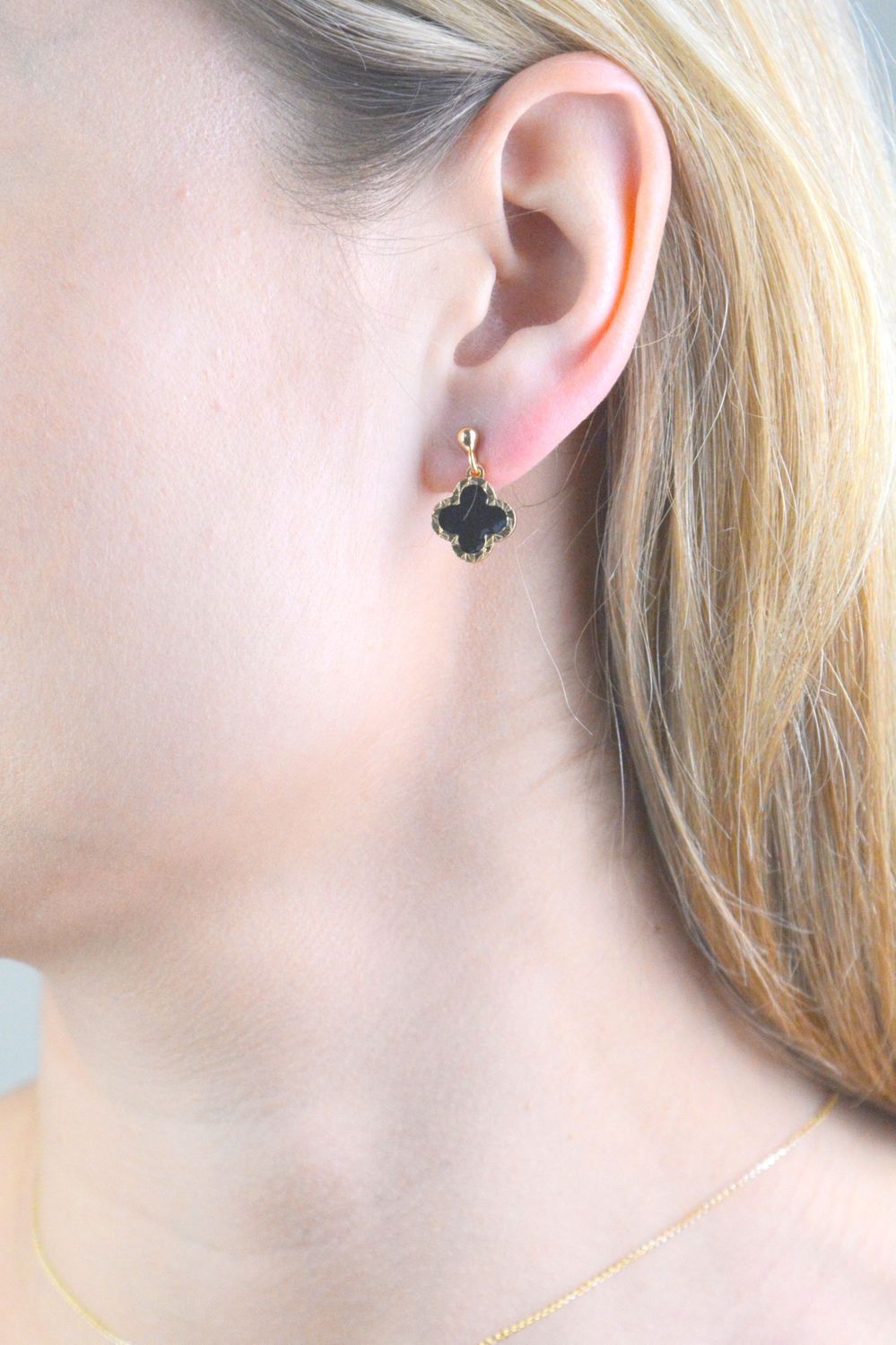 Srebrne kolczyki damskie 925 pozłacane wiszące koniczyny z czarną masą DIA-KLC-11776-925. Srebrne kolczyki damskie. Srebrne kolczyki pokryte złotem. Kolczyki srebrne o modnym wzorze. Pozłacane srebrne kolczyki damskie..jpg