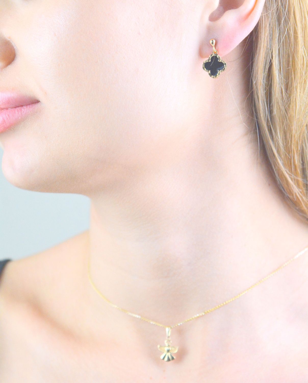 Srebrne kolczyki damskie 925 pozłacane wiszące koniczyny z czarną masą DIA-KLC-11776-925. Srebrne kolczyki damskie. Srebrne kolczyki pokryte złotem. Kolczyki srebrne o modnym wzorze. Pozłacane srebrne kolczyki damskie..jpg