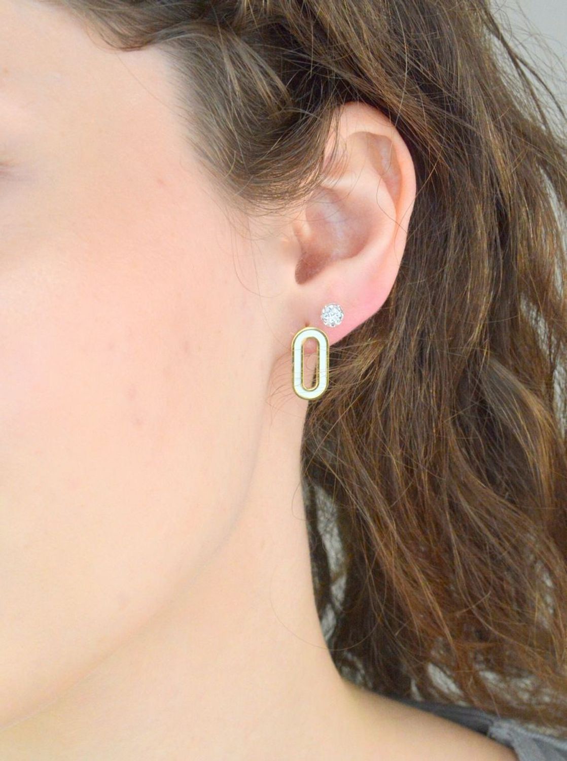 Srebrne kolczyki damskie 925 pozłacane z białą emalią na sztyft DIA-KLC-11795-925. Srebrne kolczyki damskie. Srebrne kolczyki pokryte złotem. Kolczyki srebrne o modnym wzorze. Szerokie srebrne kolczyki damskie.1.jpg