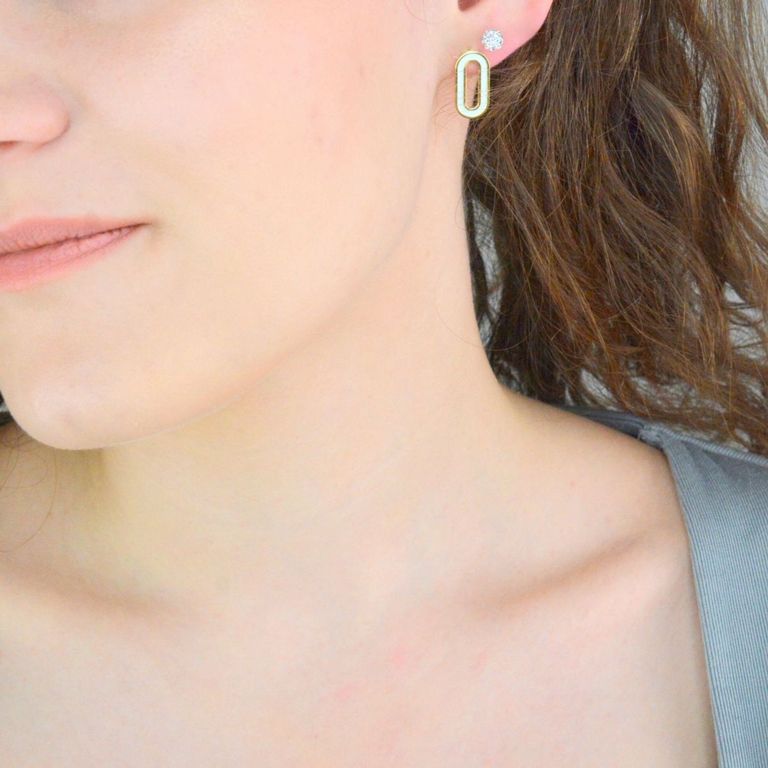 Srebrne kolczyki damskie 925 pozłacane z białą emalią na sztyft DIA-KLC-11795-925. Srebrne kolczyki damskie. Srebrne kolczyki pokryte złotem. Kolczyki srebrne o modnym wzorze. Szerokie srebrne kolczyki damskie.1.jpg