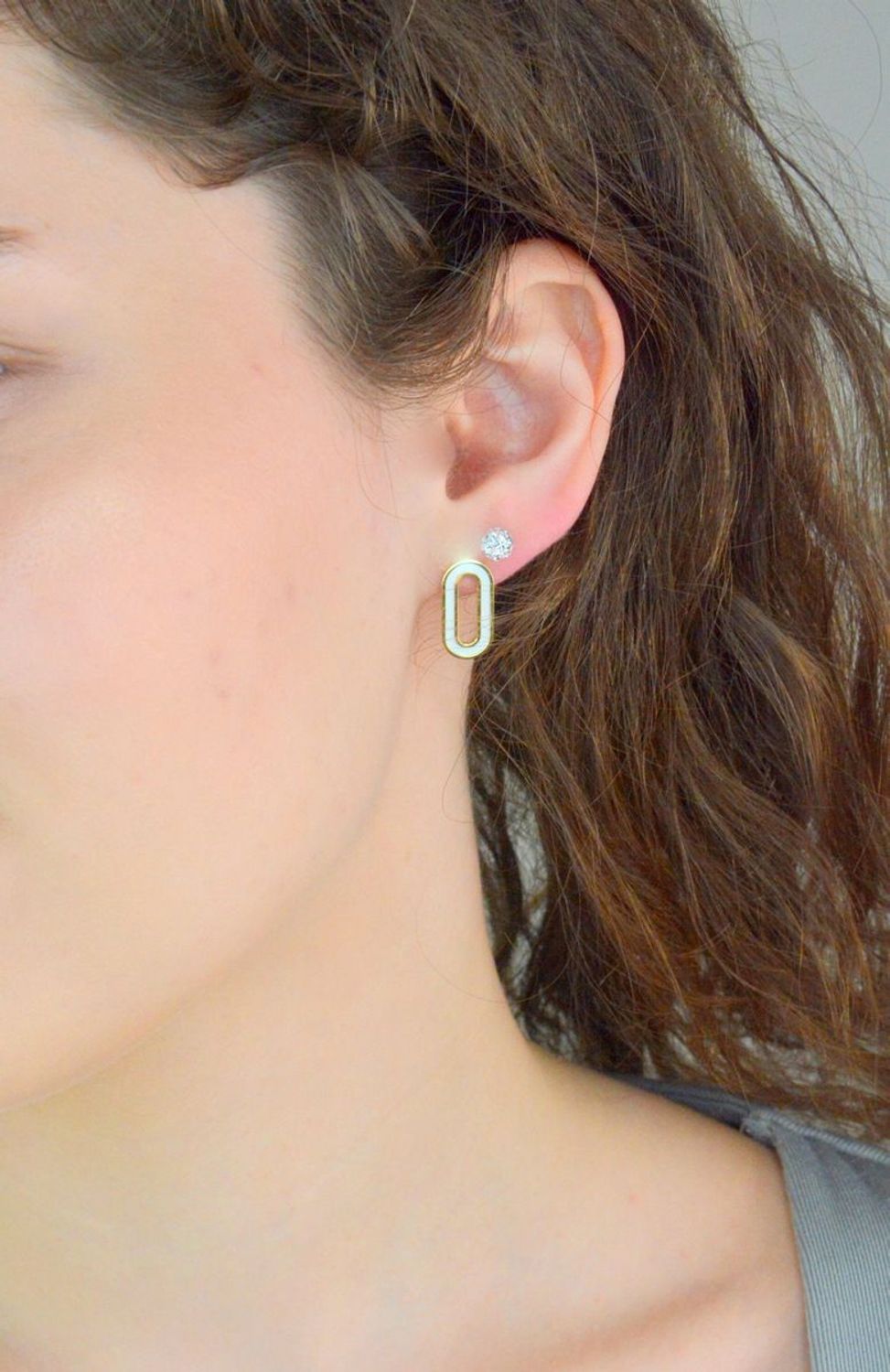 Srebrne kolczyki damskie 925 pozłacane z białą emalią na sztyft DIA-KLC-11795-925. Srebrne kolczyki damskie. Srebrne kolczyki pokryte złotem. Kolczyki srebrne o modnym wzorze. Szerokie srebrne kolczyki damskie.1.jpg