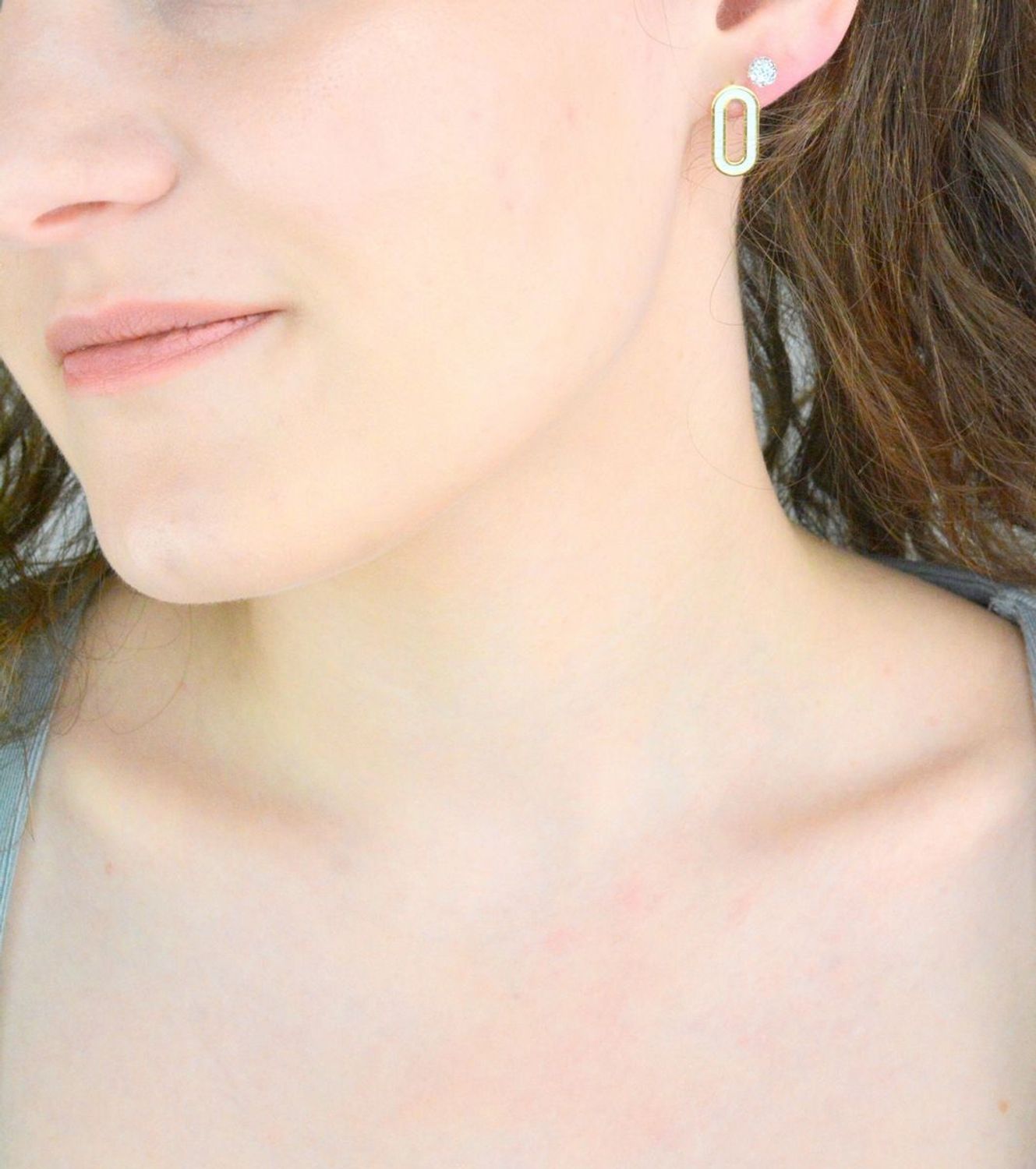 Srebrne kolczyki damskie 925 pozłacane z białą emalią na sztyft DIA-KLC-11795-925. Srebrne kolczyki damskie. Srebrne kolczyki pokryte złotem. Kolczyki srebrne o modnym wzorze. Szerokie srebrne kolczyki damskie.1.jpg