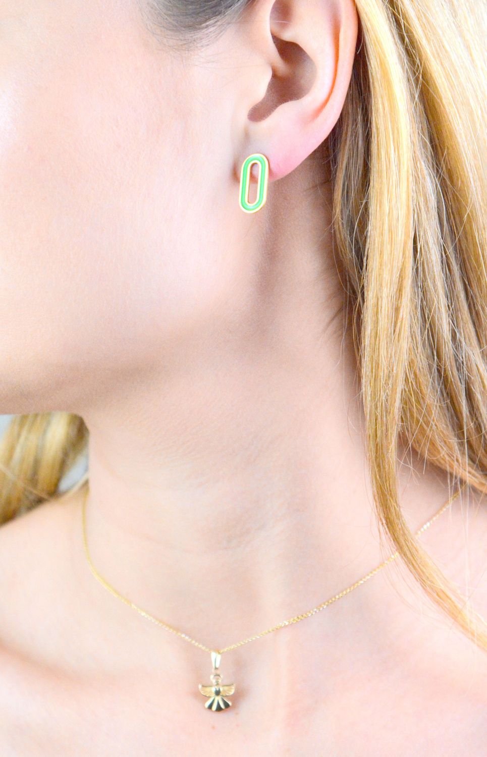 Srebrne kolczyki damskie 925 pozłacane z zieloną emalią na sztyft DIA-KLC-11796-925. Srebrne kolczyki damskie. Srebrne kolczyki pokryte złotem. Kolczyki srebrne o modnym wzorze. Szerokie srebrne kolczyki damskie..jpg