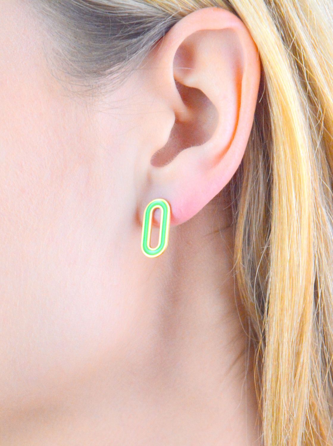 Srebrne kolczyki damskie 925 pozłacane z zieloną emalią na sztyft DIA-KLC-11796-925. Srebrne kolczyki damskie. Srebrne kolczyki pokryte złotem. Kolczyki srebrne o modnym wzorze. Szerokie srebrne kolczyki damskie..jpg