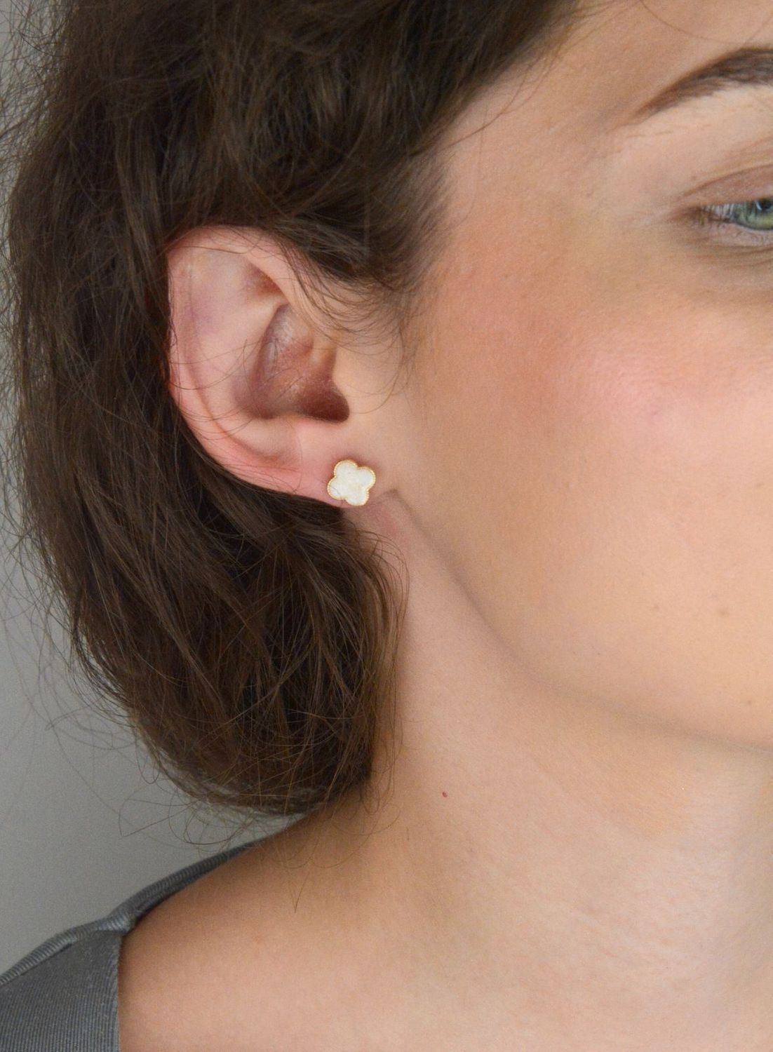 Eleganckie pozłacane kolczyki srebrne damskie próby 925 w kształcie koniczyny z masą perłową. Komfortowe zapięcie na sztyft, idealne na prezent.1.jpg