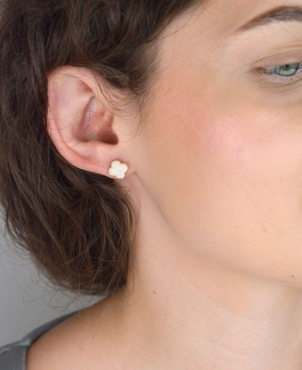 Eleganckie pozłacane kolczyki srebrne damskie próby 925 w kształcie koniczyny z masą perłową. Komfortowe zapięcie na sztyft, idealne na prezent.1.jpg