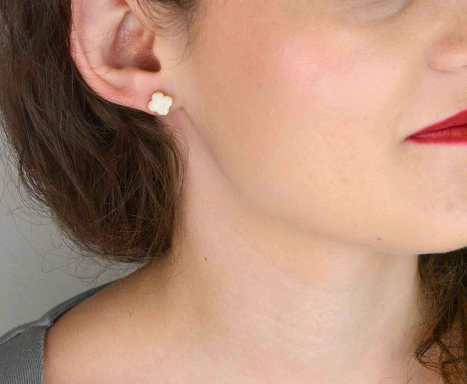 Eleganckie pozłacane kolczyki srebrne damskie próby 925 w kształcie koniczyny z masą perłową. Komfortowe zapięcie na sztyft, idealne na prezent.1.jpg