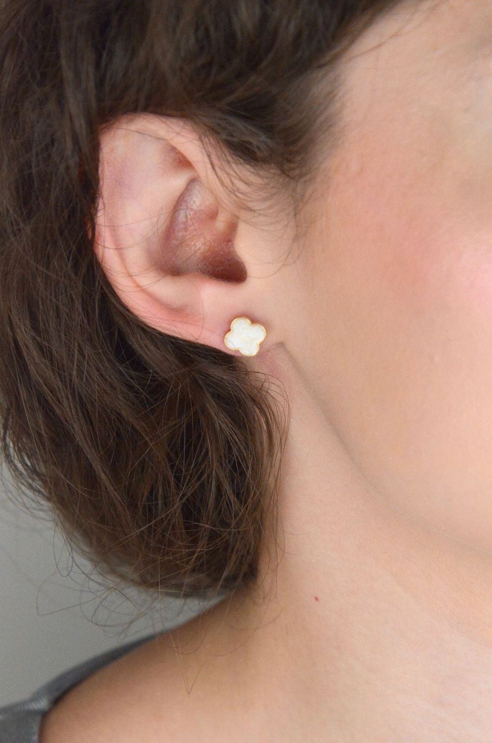 Eleganckie pozłacane kolczyki srebrne damskie próby 925 w kształcie koniczyny z masą perłową. Komfortowe zapięcie na sztyft, idealne na prezent.1.jpg