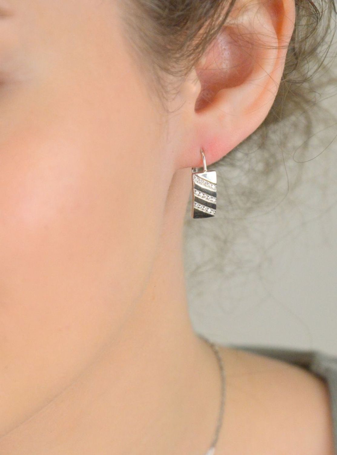 Kolczyki srebrne prostokątne blaszki z cyrkoniami próba 925, DIA-KLC-11808-925 Stylowe, srebrne kolczyki w kształcie prostokątnych blaszek z ozdobnymi cyrkoniami to biżuteria, która 1.jpg