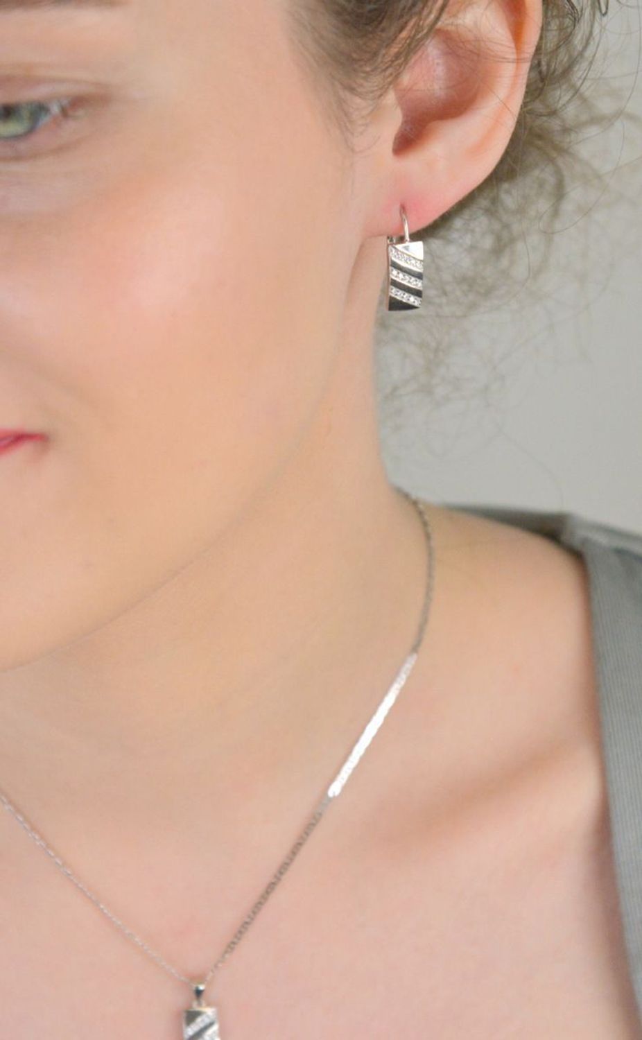 Kolczyki srebrne prostokątne blaszki z cyrkoniami próba 925, DIA-KLC-11808-925 Stylowe, srebrne kolczyki w kształcie prostokątnych blaszek z ozdobnymi cyrkoniami to biżuteria, która 1.jpg