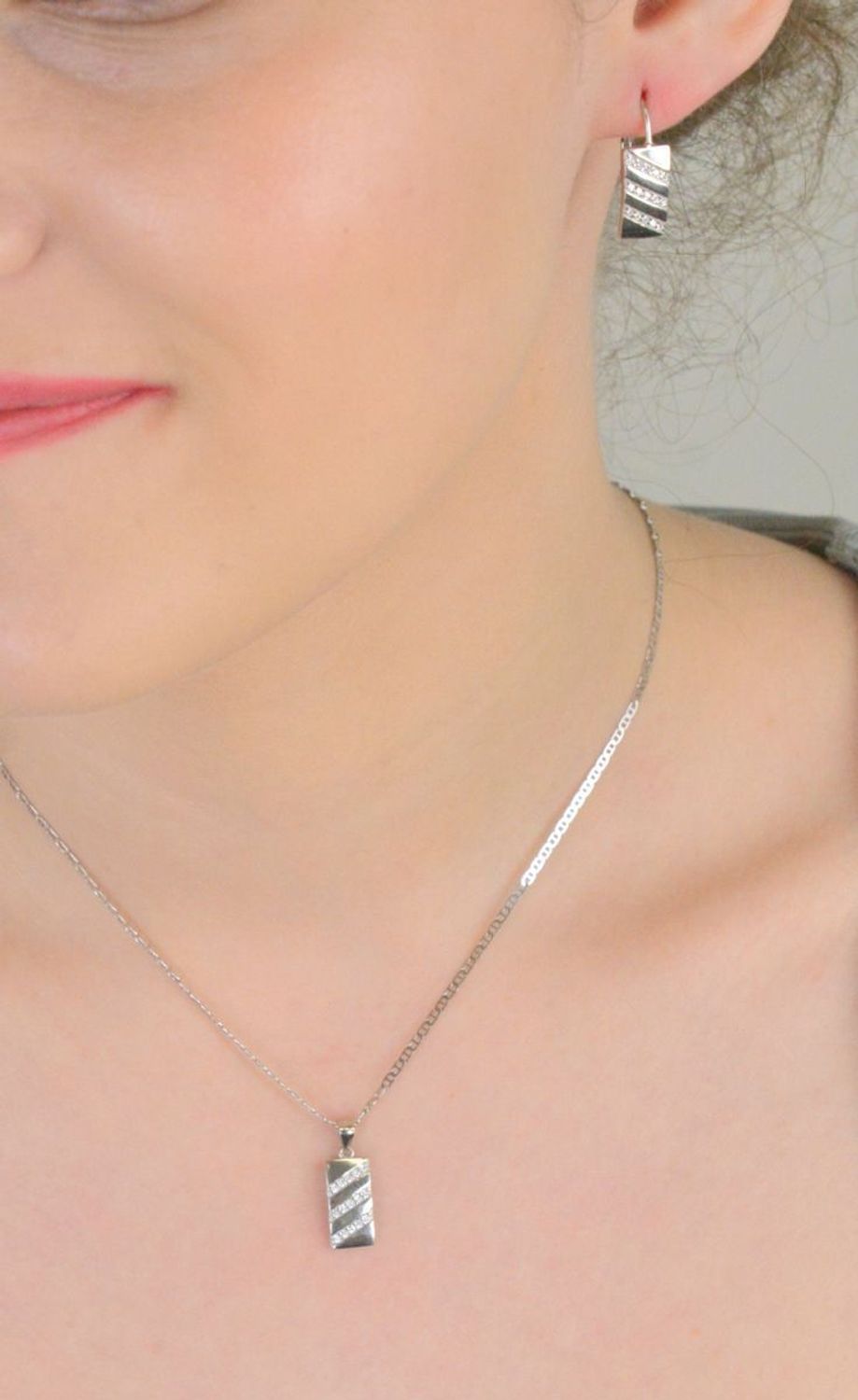 Kolczyki srebrne prostokątne blaszki z cyrkoniami próba 925, DIA-KLC-11808-925 Stylowe, srebrne kolczyki w kształcie prostokątnych blaszek z ozdobnymi cyrkoniami to biżuteria, która 1.jpg