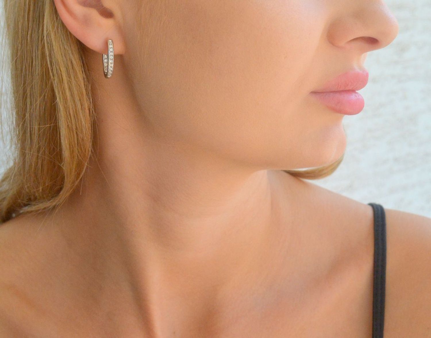 Srebrne kolczyki damskie 925 owalne z cyrkoniami na zapięcie angielskie DIA-KLC-11821-925.jpg