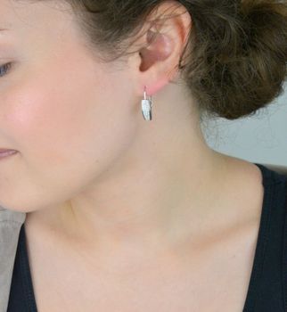 Eleganckie kolczyki srebrne próby 925 w kształcie podłużnym, ozdobione błyszczącymi cyrkoniami. Model DIA-KLC-11828-925 z bezpiecznym zapięciem na bigiel angielski. Długość 2,0 cm, szerokość 6 mm, waga 2,70 g (5).JPG