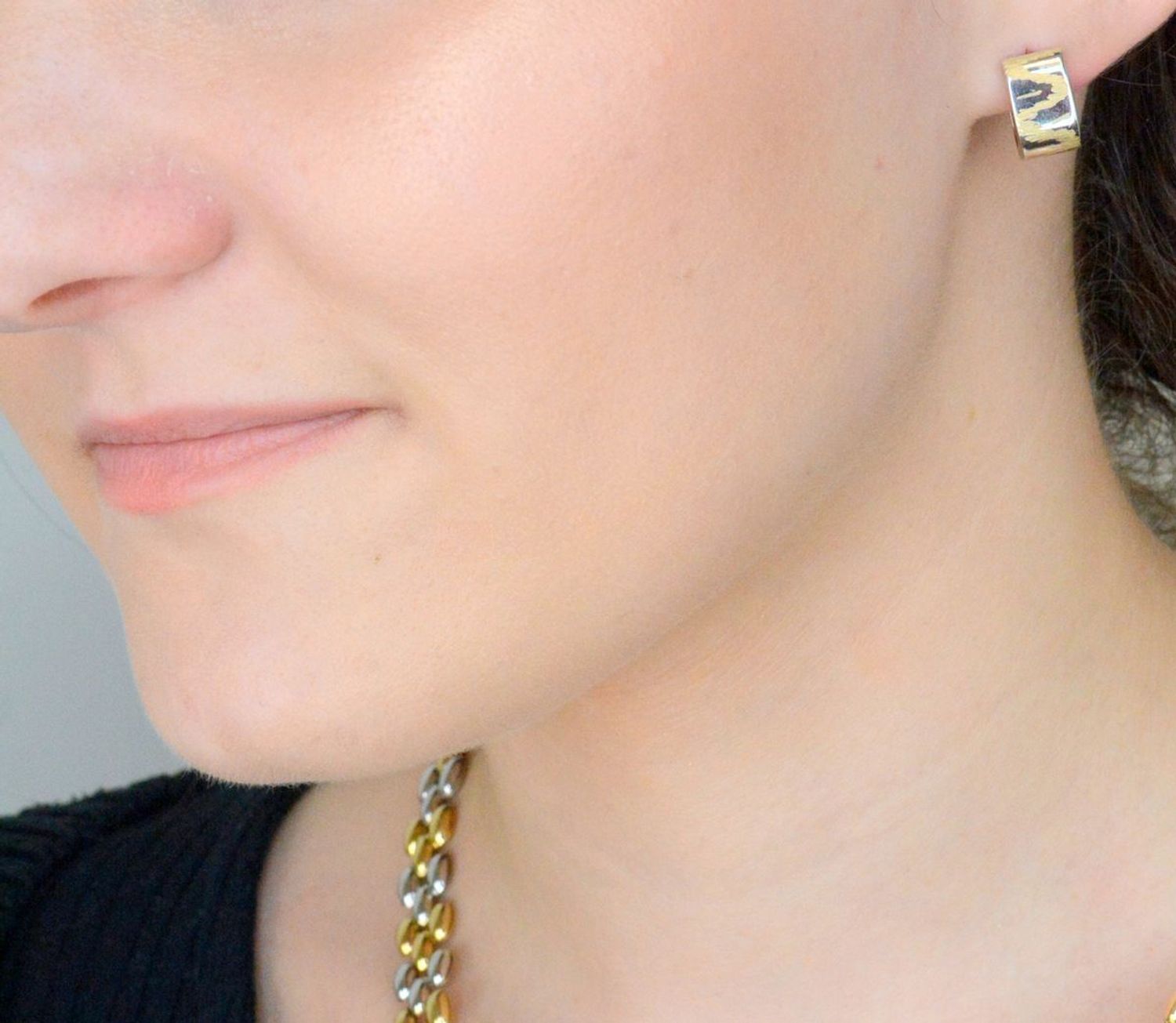 Kolczyki z białego złota owalne zdobione wzorem pr 585, DIA-KLC-1183-585. Złote kolczyki wykonane z najwyższej jakości żółtego złota, próby 585. Kolczyki w formie kół prostokątnych.1.jpg