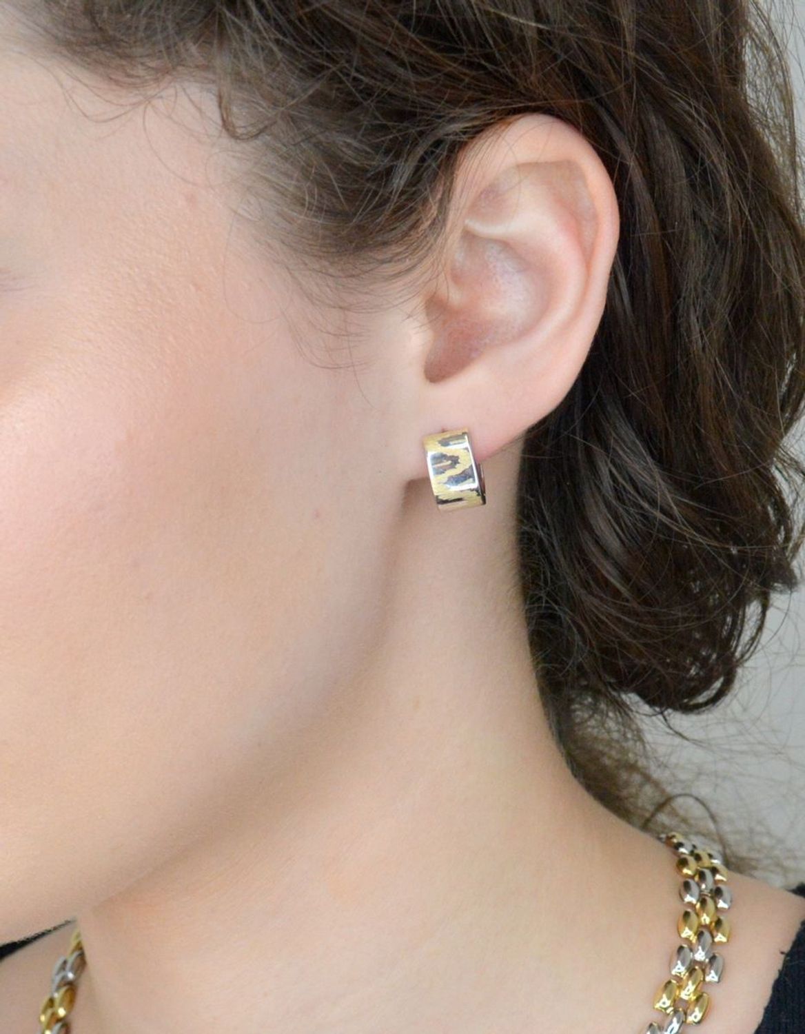 Kolczyki z białego złota owalne zdobione wzorem pr 585, DIA-KLC-1183-585. Złote kolczyki wykonane z najwyższej jakości żółtego złota, próby 585. Kolczyki w formie kół prostokątnych.1.jpg