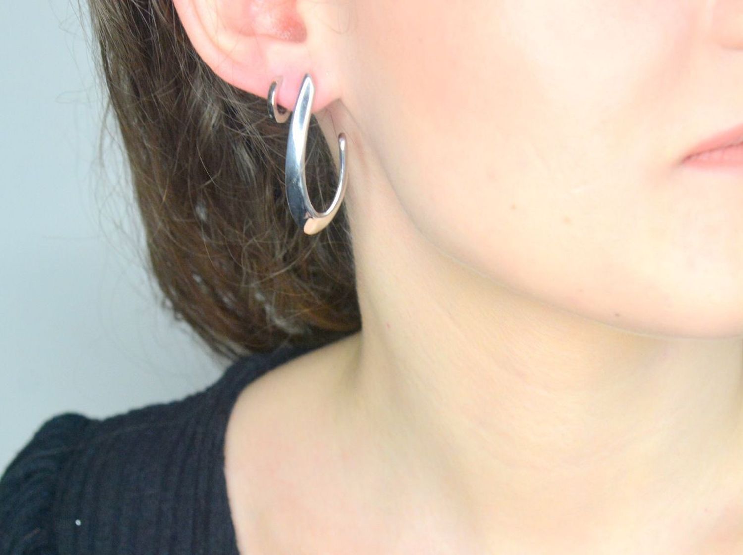 Srebrne kolczyki damskie 925 małe kółka 1,2 cm DIA-KLC-11832-925. Srebrne kolczyki damskie. Srebrne kolczyki kółka. Kolczyki srebrne o modnym wzorze. Szerokie srebrne kolczyki damskie.1.jpg