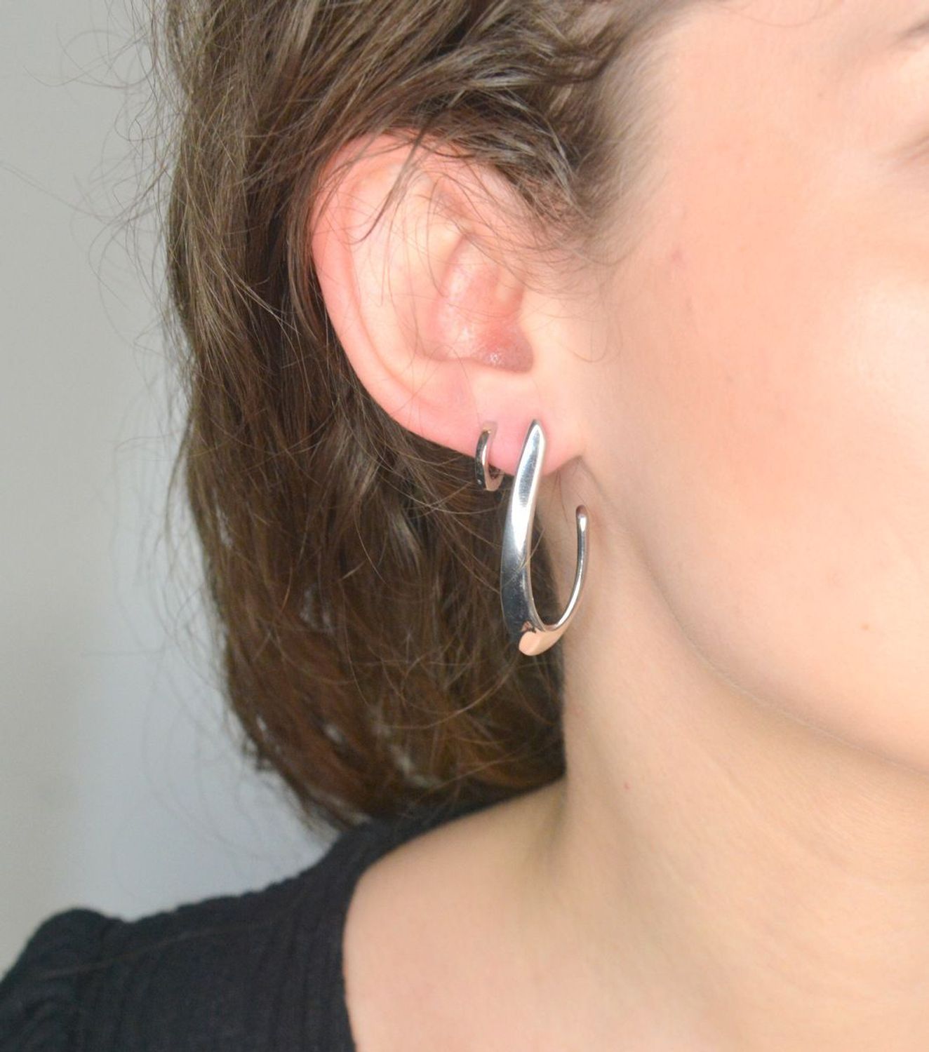 Srebrne kolczyki damskie 925 małe kółka 1,2 cm DIA-KLC-11832-925. Srebrne kolczyki damskie. Srebrne kolczyki kółka. Kolczyki srebrne o modnym wzorze. Szerokie srebrne kolczyki damskie.1.jpg