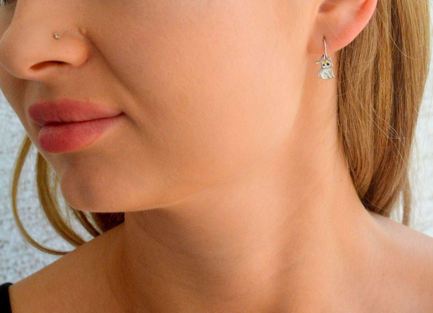 Kolczyki srebrne kotka Artemis z Sailor Moon Czarodziejka z Księżyca angielskie zapięcie.jpg