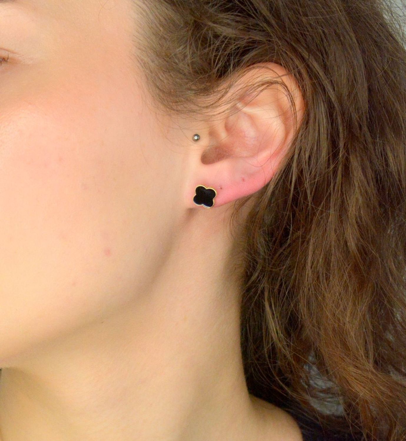 Srebrne kolczyki damskie 925 pozłacane koniczyny z czarną masą na sztyft DIA-KLC-11873-925. Srebrne kolczyki damskie. Srebrne kolczyki pokryte złotem. Kolczyki srebrne o modnym wzorze. 1.jpg