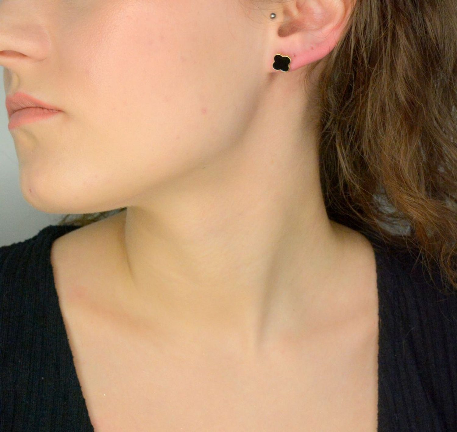 Srebrne kolczyki damskie 925 pozłacane koniczyny z czarną masą na sztyft DIA-KLC-11873-925. Srebrne kolczyki damskie. Srebrne kolczyki pokryte złotem. Kolczyki srebrne o modnym wzorze. 1.jpg