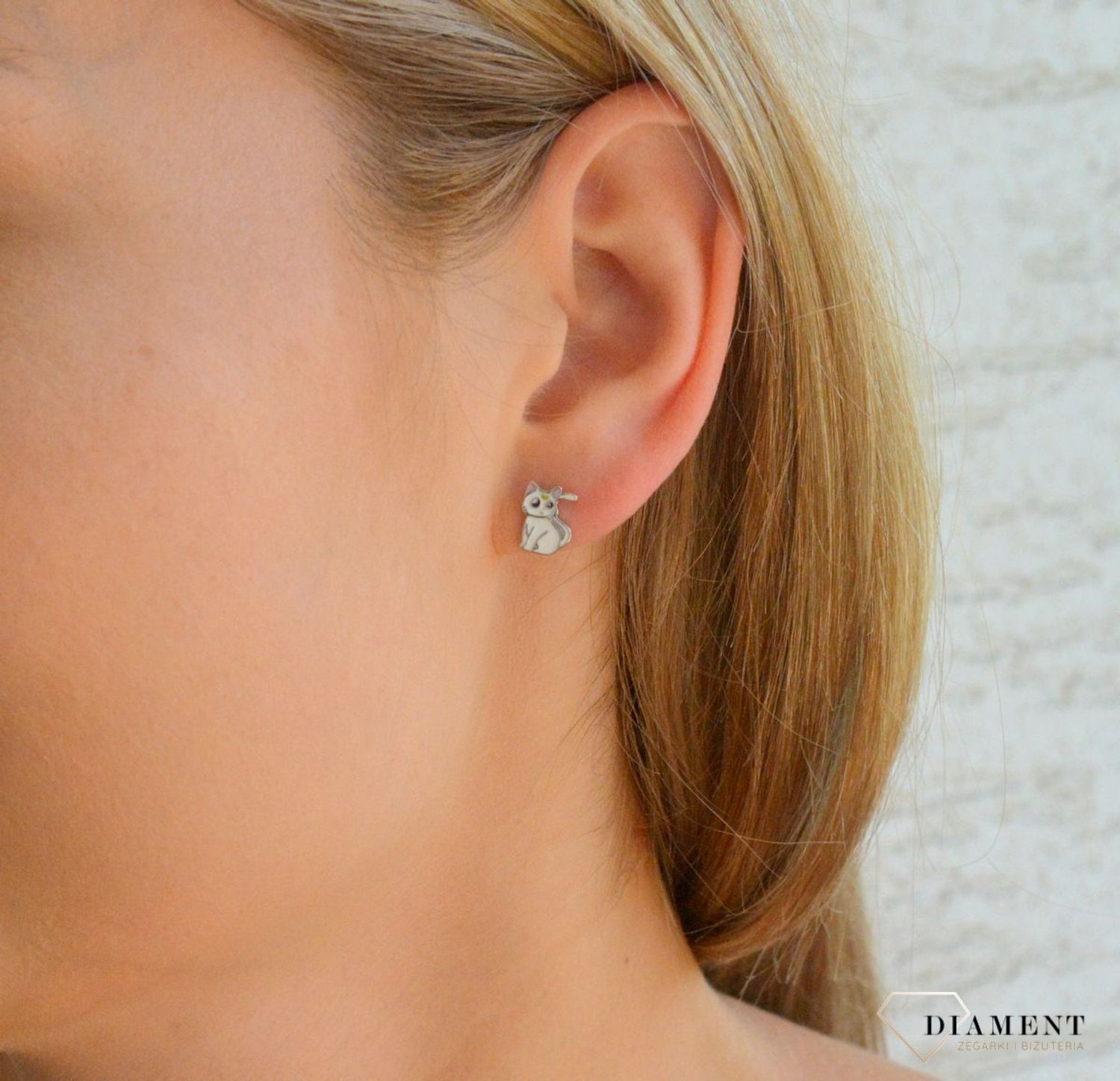 Srebrne kolczyki dziecięce 925 biały kot z księżycem Artemis Czarodziejka z Księżyca.jpg