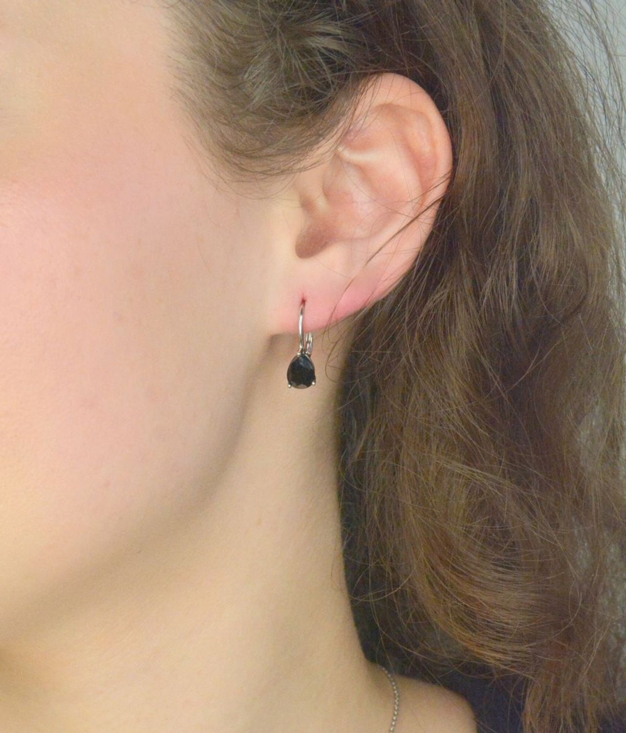 Srebrne kolczyki damskie 925 z czarną łezką zapięcie angielskie DIA-KLC-11887-925. Klasyczne srebrne kolczyki z czarnym oczkiem. Kolczyki srebrne na prezent dla kobiety. Kolczyki na zapięcie angielskie.1.jpg