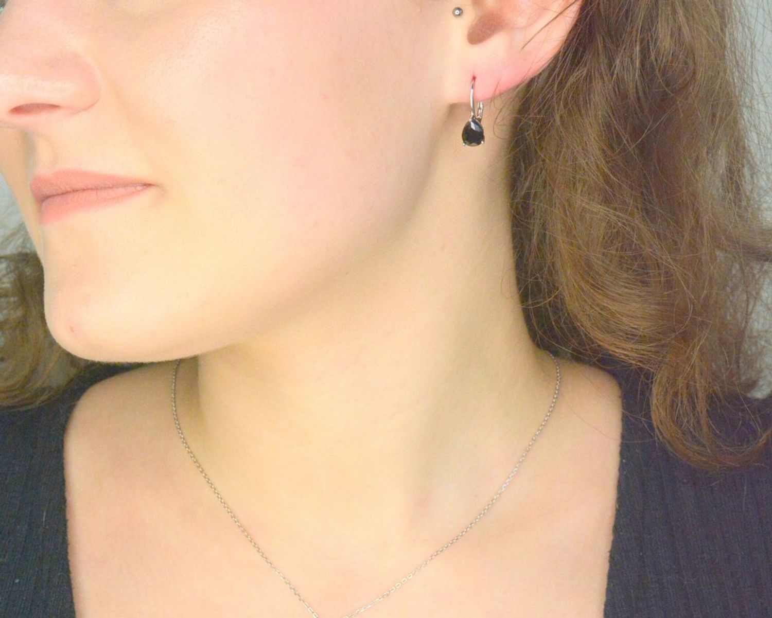 Srebrne kolczyki damskie 925 z czarną łezką zapięcie angielskie DIA-KLC-11887-925. Klasyczne srebrne kolczyki z czarnym oczkiem. Kolczyki srebrne na prezent dla kobiety. Kolczyki na zapięcie angielskie.1.jpg