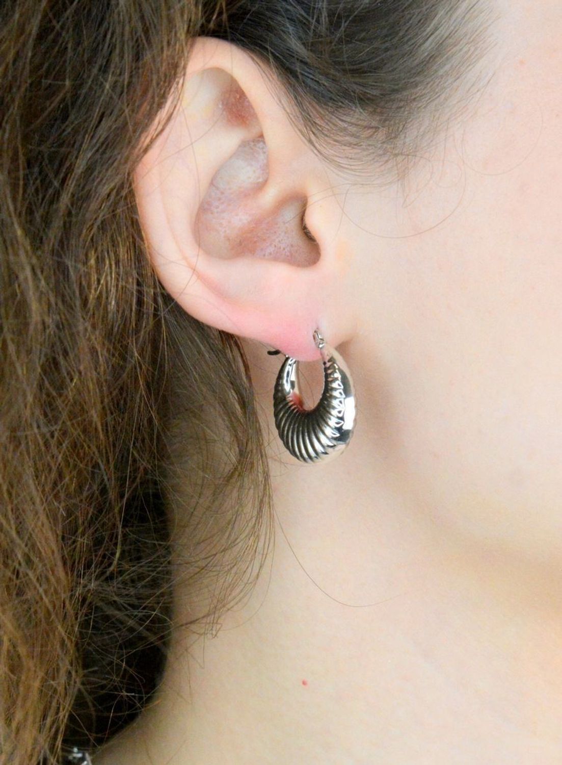 Srebrne kolczyki damskie 925 kółka zdobione DIA-KLC-11912-925 Srebrne kolczyki zostały wykonane z najwyższej jakości srebra próby 925. Kolczyki koła klasyczne ozdobione nacięciami 1.jpg