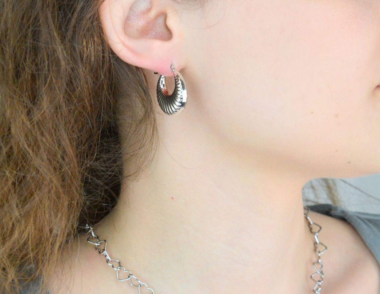 Srebrne kolczyki damskie 925 kółka zdobione DIA-KLC-11912-925 Srebrne kolczyki zostały wykonane z najwyższej jakości srebra próby 925. Kolczyki koła klasyczne ozdobione nacięciami 1.jpg