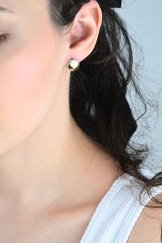 Złote kolczyki 585 – wypukłe blaszki z cyrkoniami  Angielskie zapięcie, elegancka biżuteria (3).jpg