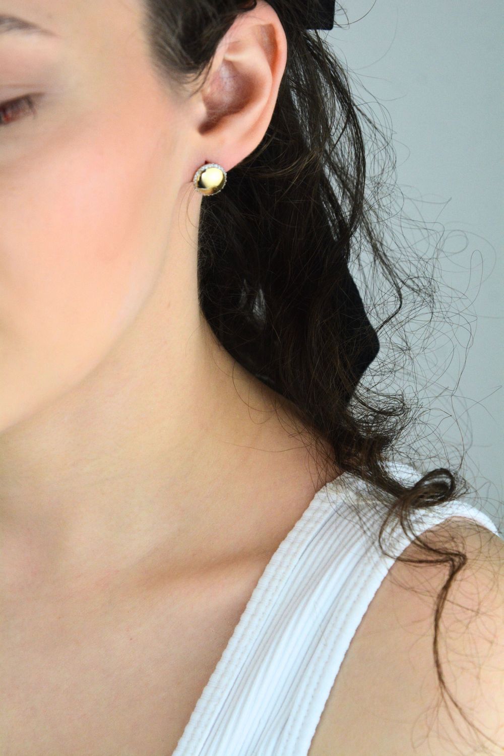 Złote kolczyki 585 – wypukłe blaszki z cyrkoniami, angielskie zapięcie.jpg