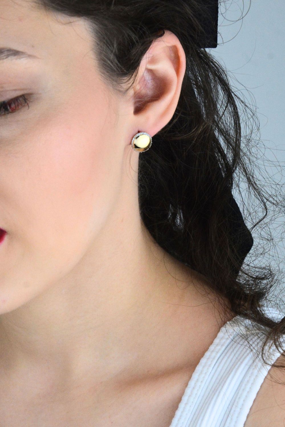 Złote kolczyki 585 – wypukłe blaszki z cyrkoniami, angielskie zapięcie.jpg