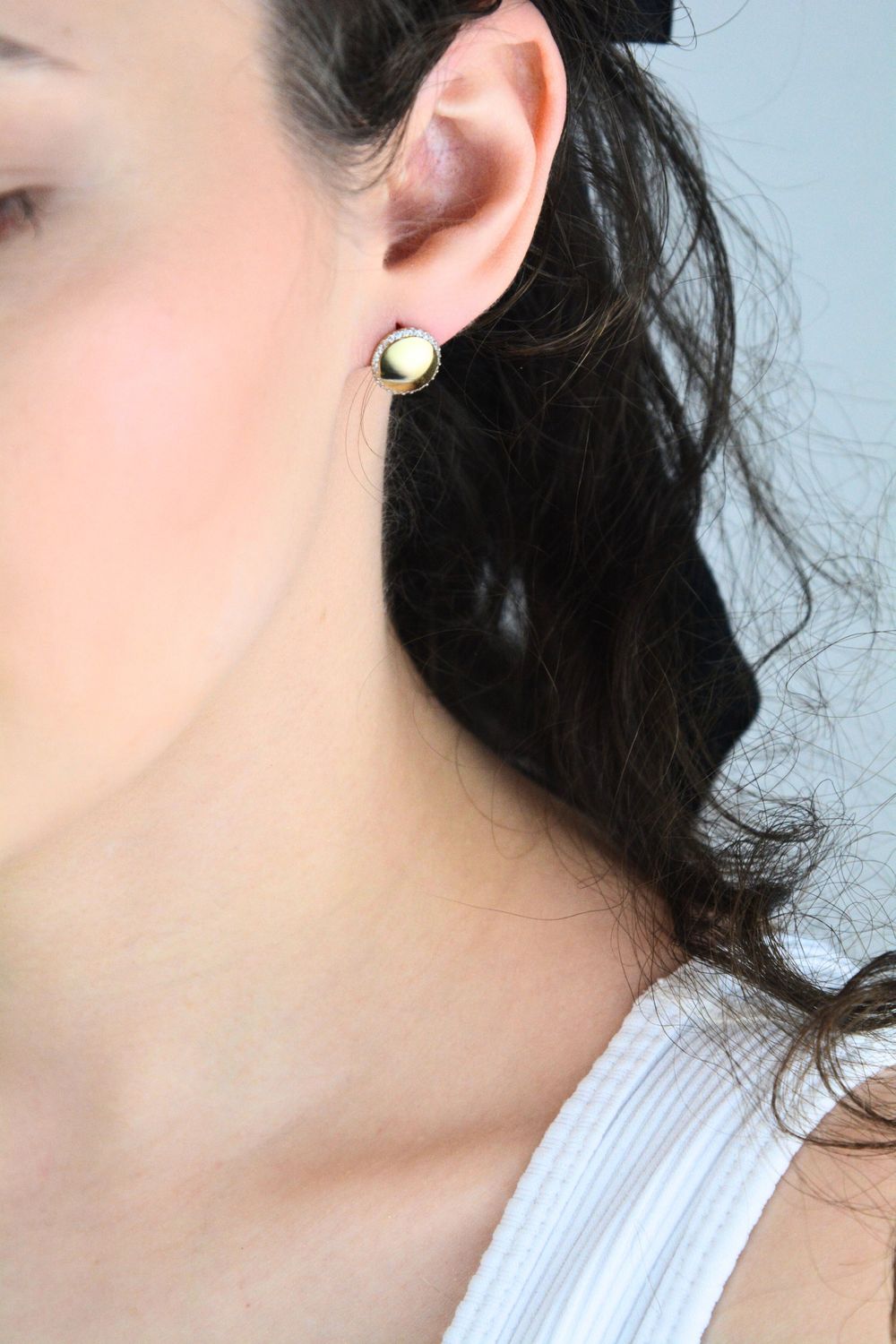 Złote kolczyki 585 – wypukłe blaszki z cyrkoniami, angielskie zapięcie.jpg