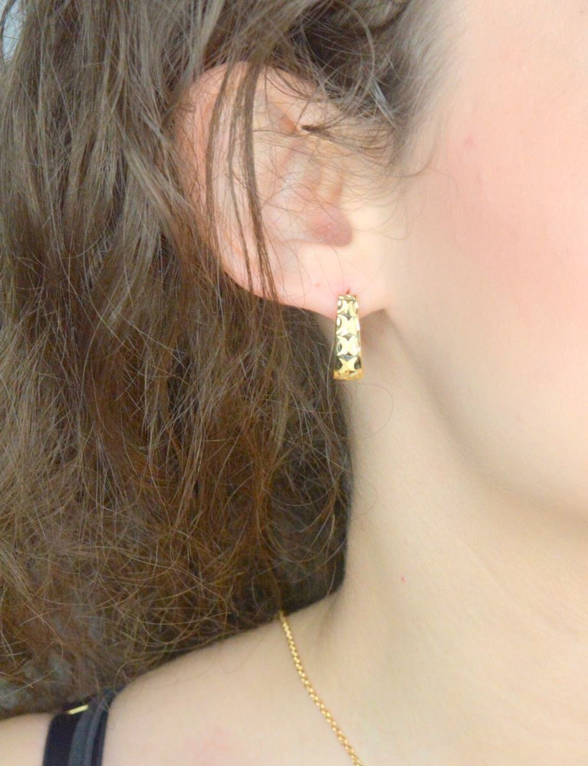 Kolczyki złote grawerowane próba 585, DIA-KLC-11938-585 Stylowe kolczyki wykonane z wysokiej jakości złota próby 585. Kolczyki z ozdobnym grawerem. Kolczyki to ponadczasowa biżuteria, która pasuje do każdego rodzaju.jpg