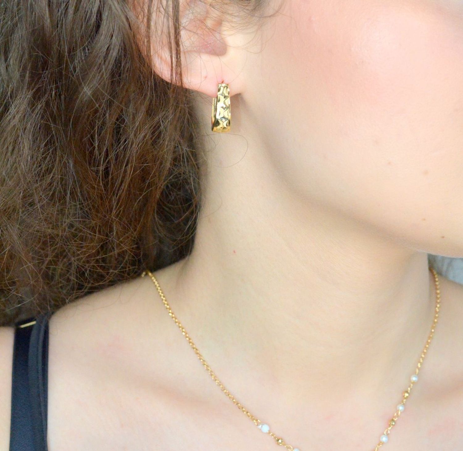 Kolczyki złote grawerowane próba 585, DIA-KLC-11938-585 Stylowe kolczyki wykonane z wysokiej jakości złota próby 585. Kolczyki z ozdobnym grawerem. Kolczyki to ponadczasowa biżuteria, która pasuje do każdego rodzaju.jpg