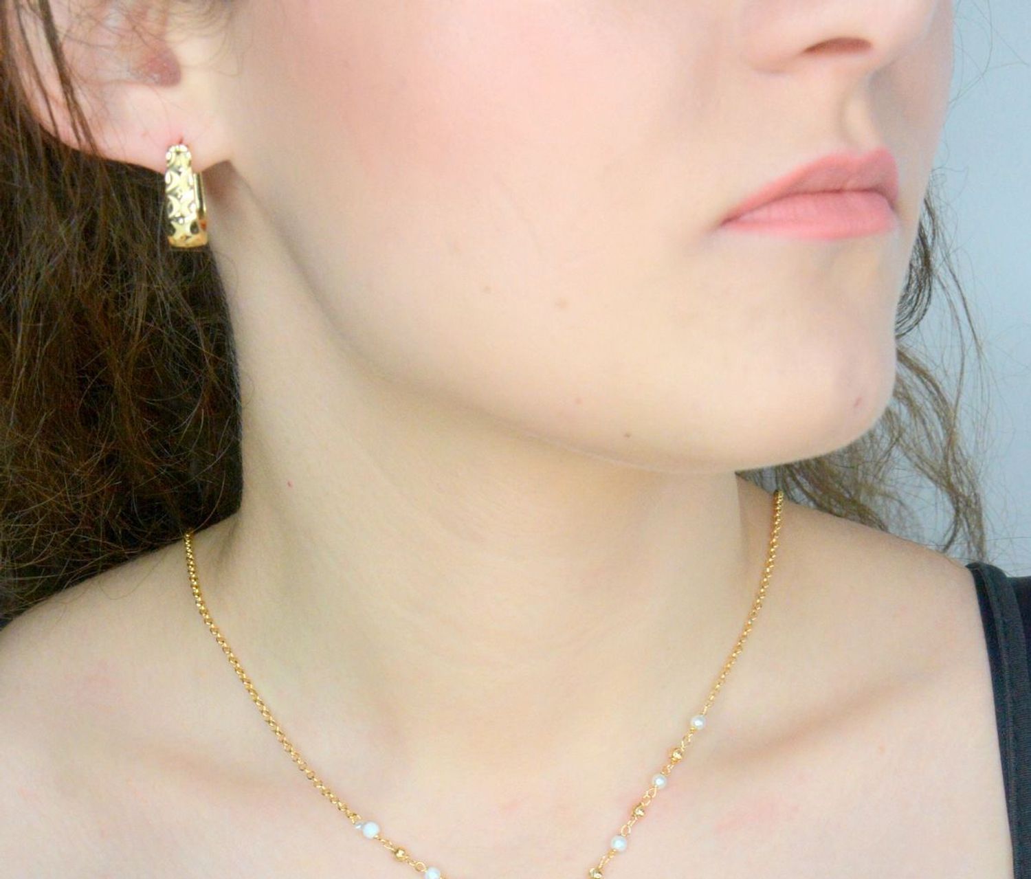 Kolczyki złote grawerowane próba 585, DIA-KLC-11938-585 Stylowe kolczyki wykonane z wysokiej jakości złota próby 585. Kolczyki z ozdobnym grawerem. Kolczyki to ponadczasowa biżuteria, która pasuje do każdego rodzaju.jpg