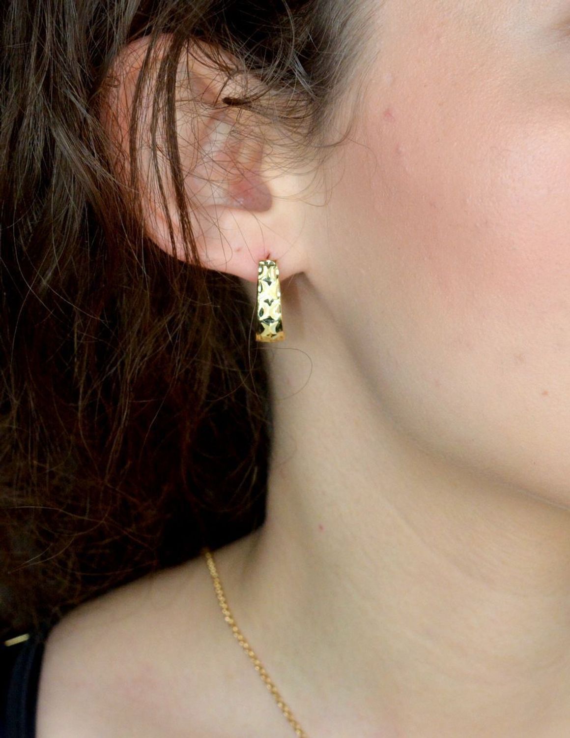 Kolczyki złote grawerowane próba 585, DIA-KLC-11938-585 Stylowe kolczyki wykonane z wysokiej jakości złota próby 585. Kolczyki z ozdobnym grawerem. Kolczyki to ponadczasowa biżuteria, która pasuje do każdego rodzaju.jpg