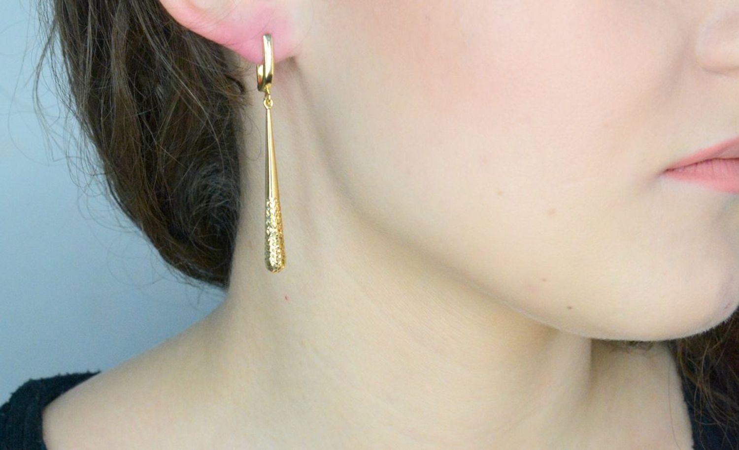 Kolczyki wiszące grawerowane próba 585, DIA-KLC-11940-585 Wiszące kolczyki złote zachwycają swoim wyglądem poprzez wyjątkowy grawer. Kolczyki mają kształt podłużnych sopli, 1.jpg