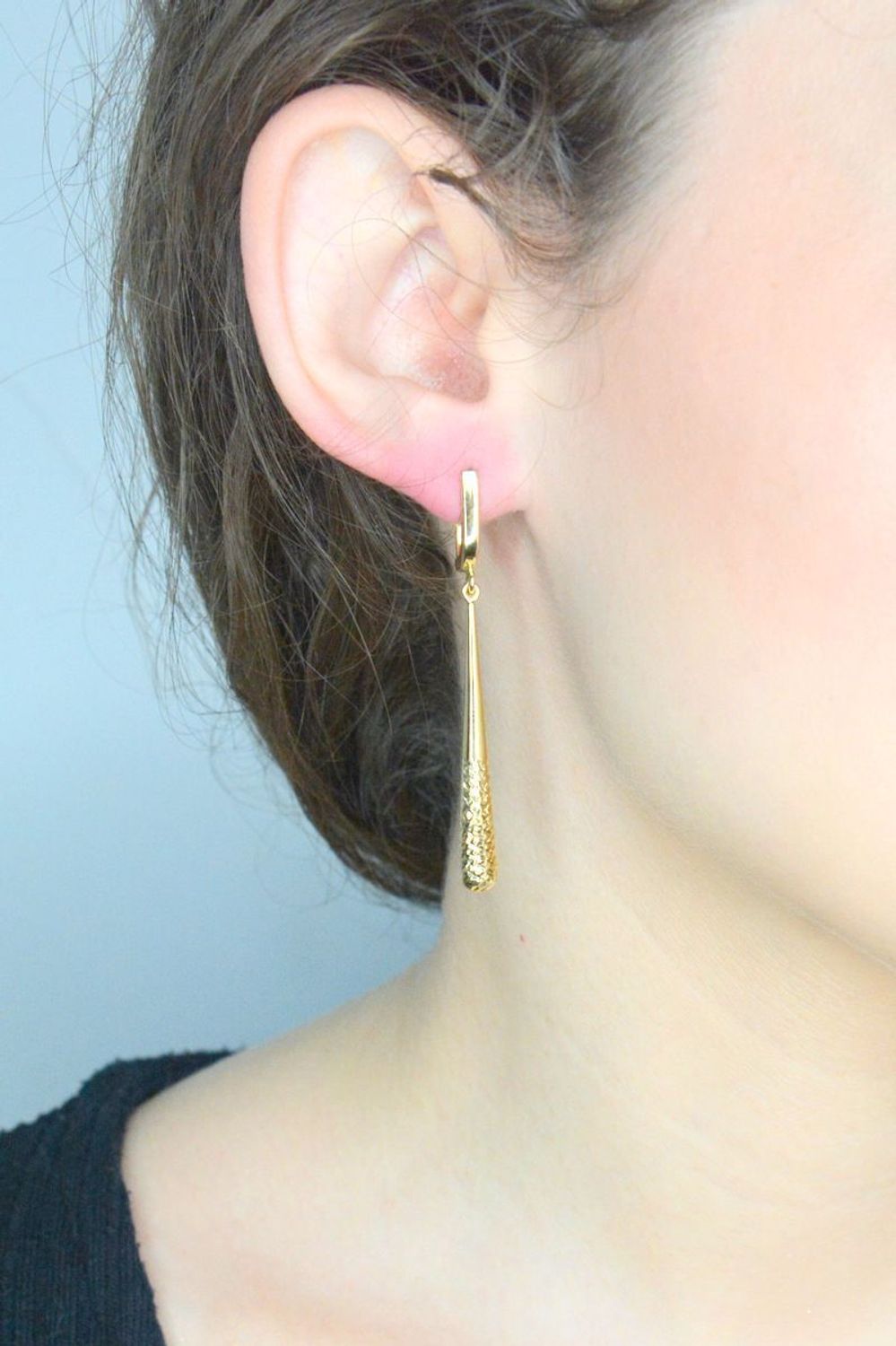 Kolczyki wiszące grawerowane próba 585, DIA-KLC-11940-585 Wiszące kolczyki złote zachwycają swoim wyglądem poprzez wyjątkowy grawer. Kolczyki mają kształt podłużnych sopli, 1.jpg