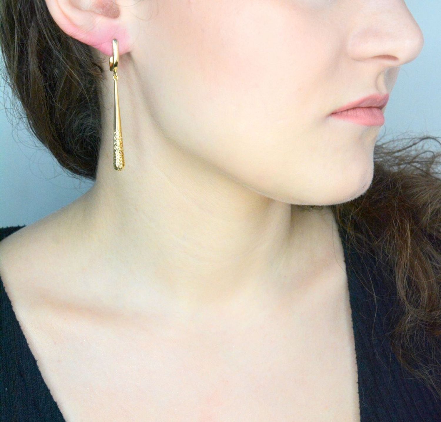 Kolczyki wiszące grawerowane próba 585, DIA-KLC-11940-585 Wiszące kolczyki złote zachwycają swoim wyglądem poprzez wyjątkowy grawer. Kolczyki mają kształt podłużnych sopli, 1.jpg