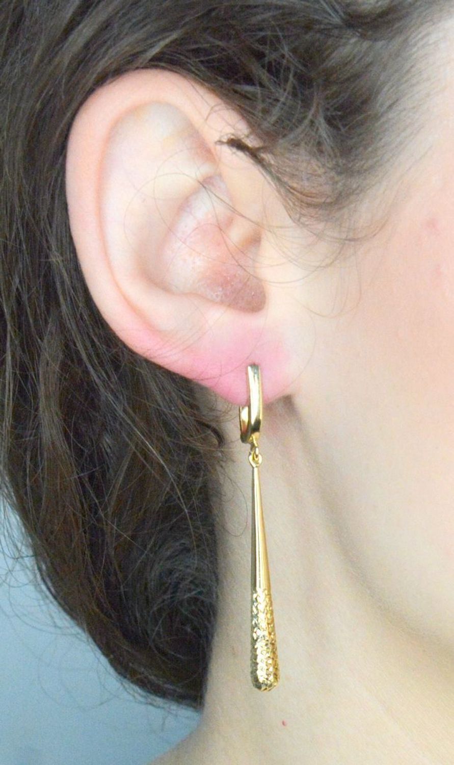 Kolczyki wiszące grawerowane próba 585, DIA-KLC-11940-585 Wiszące kolczyki złote zachwycają swoim wyglądem poprzez wyjątkowy grawer. Kolczyki mają kształt podłużnych sopli, 1.jpg