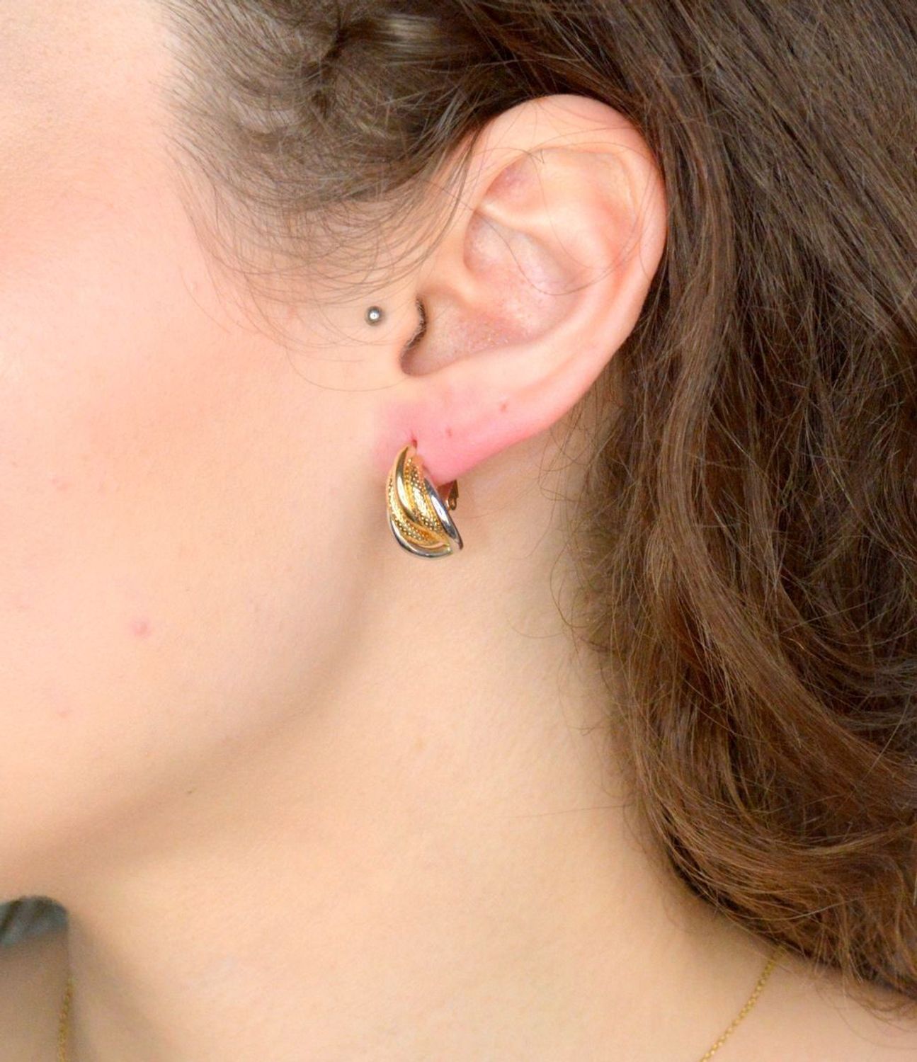 Kolczyki złote plecione próba 585, DIA-KLC-11946-585, Złote kolczyki zostały wykonane z najwyższej jakości złota próby 585, ozdobione białym złotem. Idealny prezent dla każdej kobiety. Złote kolczyki posiadają1.jpg